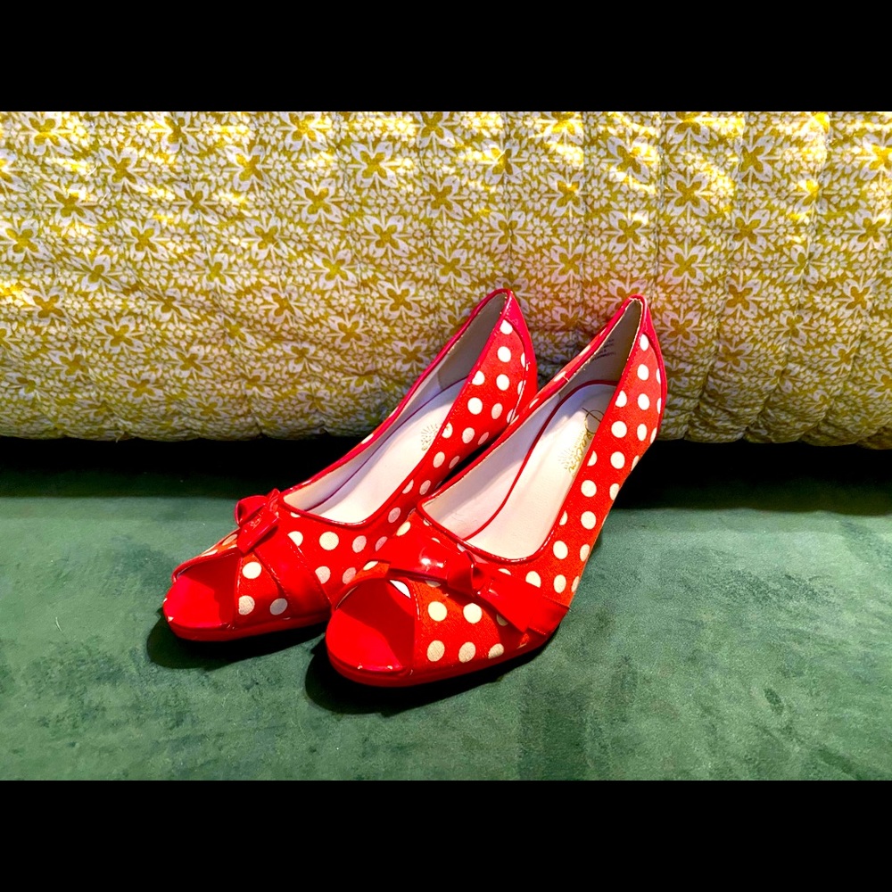 Beacon Pinup red/white polka dot pumps EUC